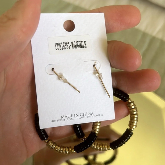 NWT Round beaded dangly earrings black and gold - Picture 4 of 4